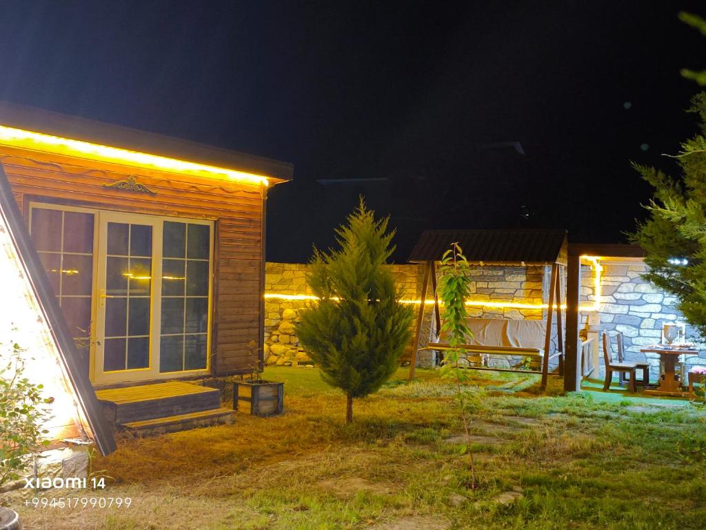 غرفة نوم دافئة بإطلالة طبيعية